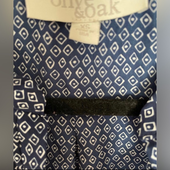 Olive & Oak Patterned Sleeveless Blouse - Picture 3 of 4